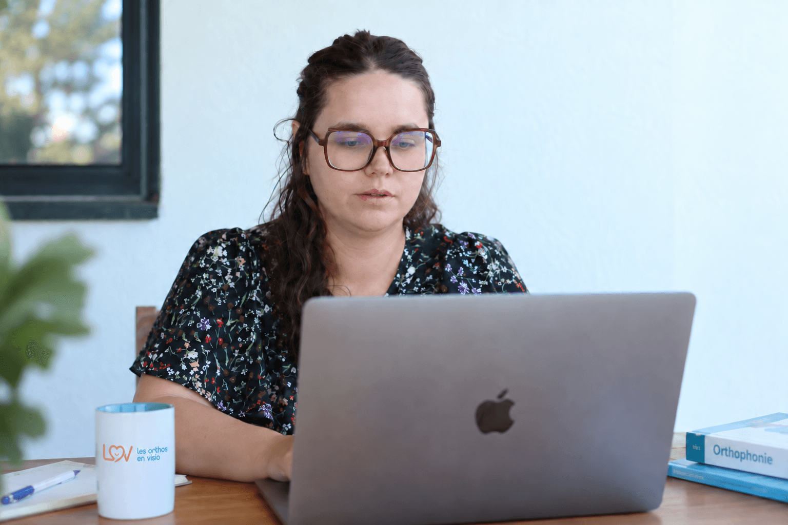 Orthophoniste réalisant un bilan en visioconférence