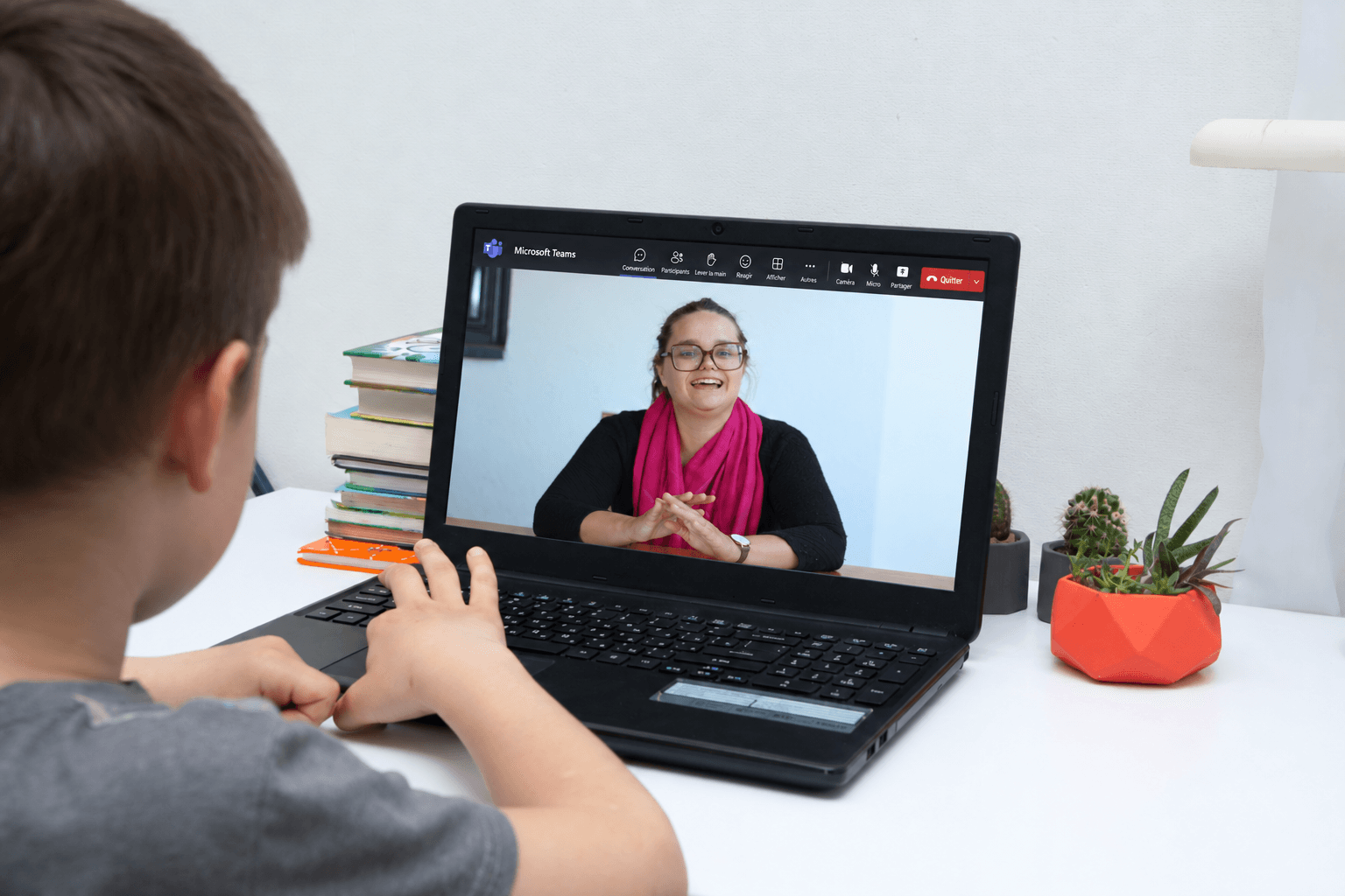 Enfant en séance d’orthophonie en visioconférence